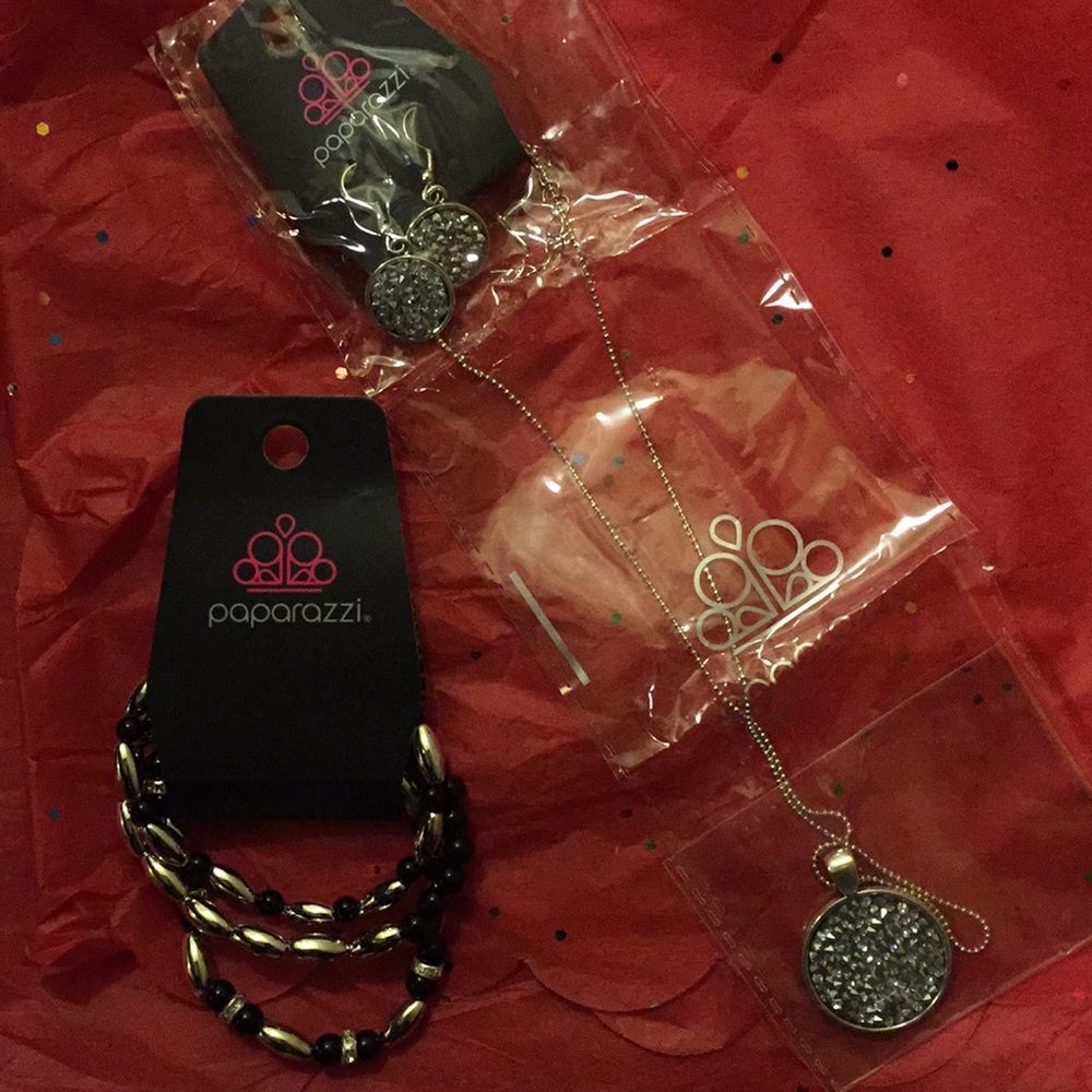 Necklace, earrings and bracelets
